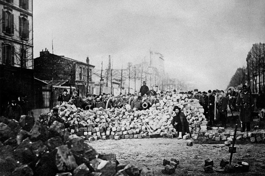 Barrikade in Paris zu Zeiten der Pariser Kommune, 18. März 1871
