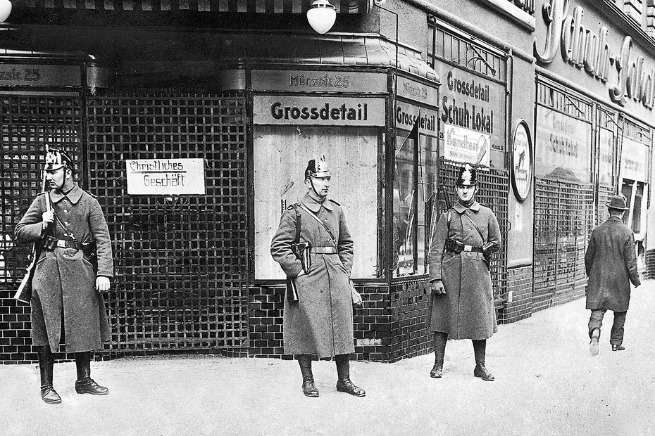 Münzstraße, 1923: Polizisten bewachen nach Plünderungen einen Schuhladen, dessen Besitzer zum Schutz das Schild „Christliches Geschäft“ angebracht hat