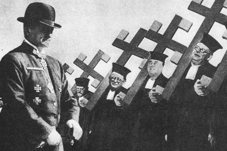 Reichsbischof Ludwig Müller und seine Pfarrer: Fotomontage von John Heartfield, wahrscheinlich um 1933 in einer tschechischen Emigrantenzeitschrift publiziert