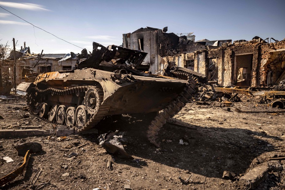 Ein zerstörter russischer Panzer: Schrott, Mahnmal oder Trophäe?