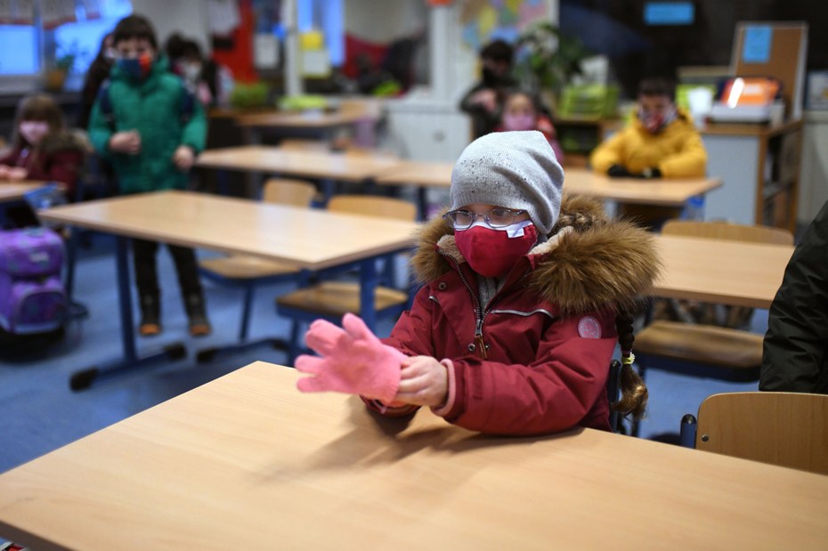 In Dortmund sitzen Kinder bei offenem Fenster mit Jacken, Mützen und Handschuhen im Unterricht (Archivbild)