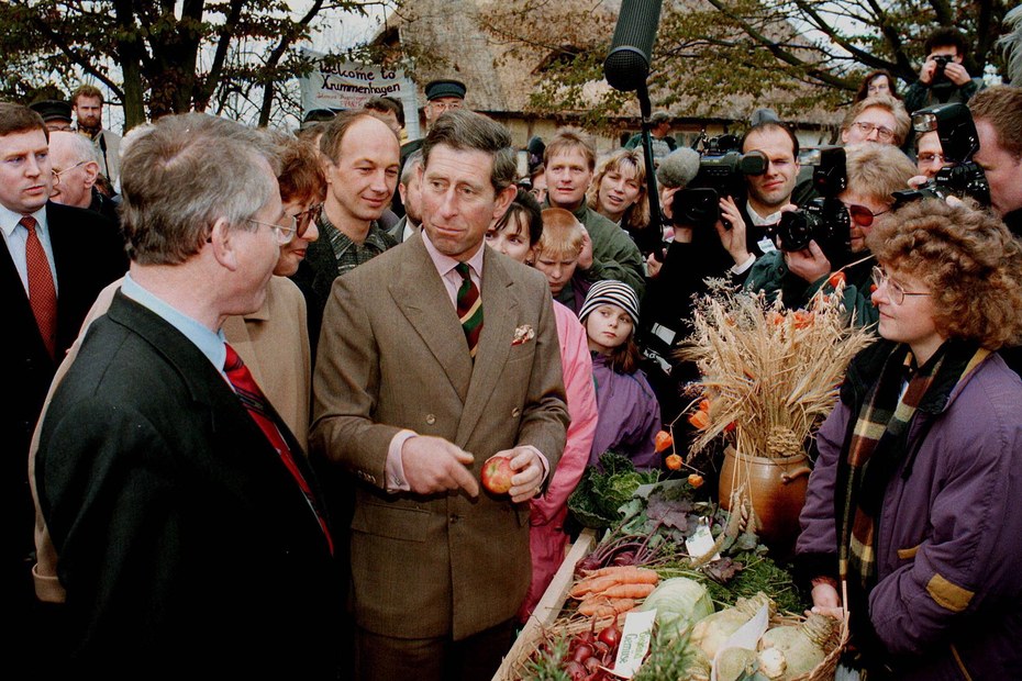 Der damalige Prinz Charles zu Besuch im Ökodorf Krummenhagen (1995)