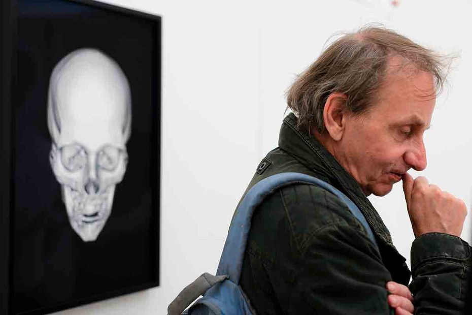 Auch die Kunst hat sich dieser Fragestellung bereits angenommen: Houellebecq vor seinem geröntgen Schädel in Zürich