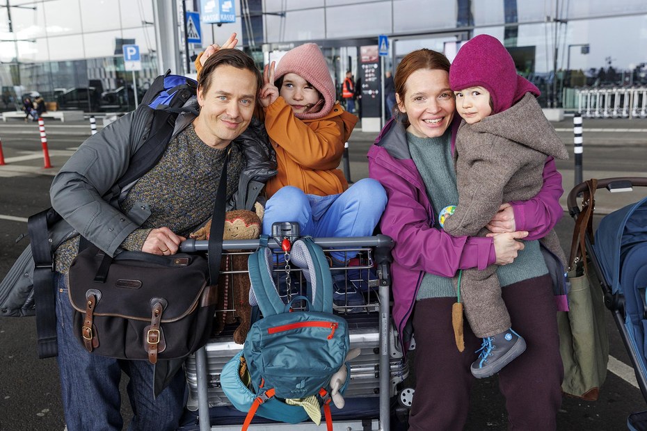 Wolf (Tom Schilling) und Vera (Karoline Herfurth) brechen mit ihren Kindern Richtung Thailand auf