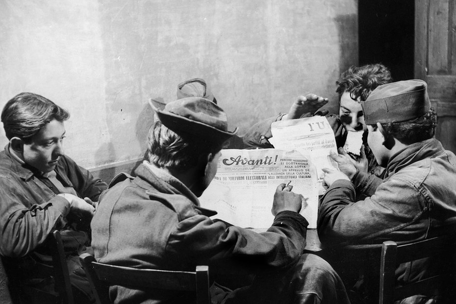 Junge Männer lesen kommunistische Zeitungen in Italien um 1955