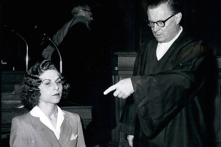 Stella Goldschlag alias Kübler-Isaaksohn 1957 mit ihrem Verteidiger vor Gericht
