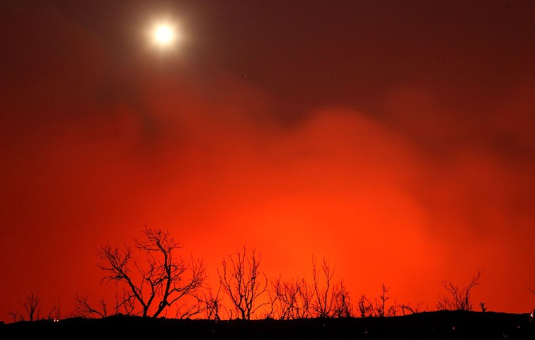 Wie eine „detonierende Napalmwand“ steigt das Morgenlicht in Kummers Los Angeles auf
