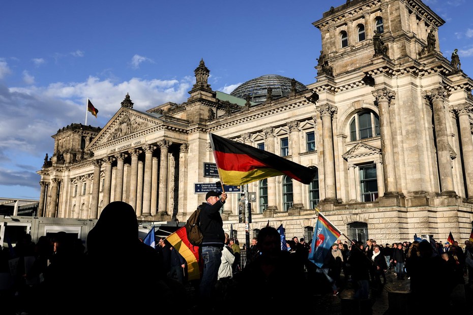 Besorgniserregend: Demonstranten schwenken vor dem Reichstag Deutschlandflaggen