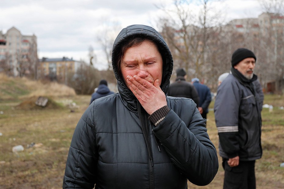 Für Bilder gibt es keine Entsprechung: Ukrainerin an den Massengräbern in Butscha.