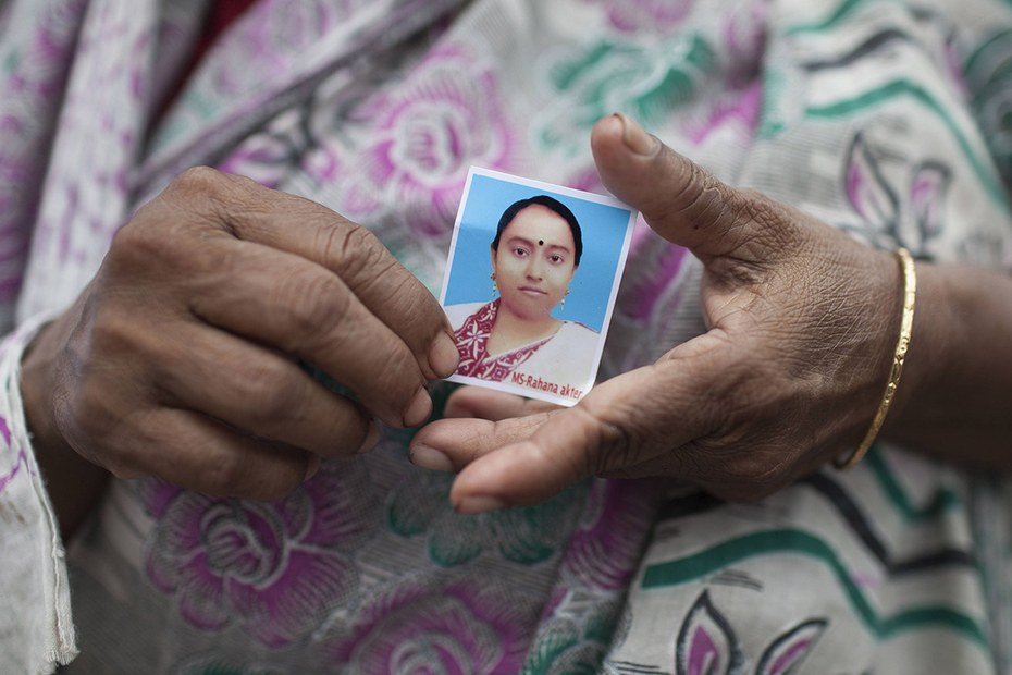 Vor kurzem war der achte Jahrestag der Katastrophe von Rana Plaza. Am 24. April 2013 stürzte das Gebäude nahe Bangladeschs Hauptstadt ein. 1.135 Menschen starben, über 2.400 wurden verletzt. Vor allem Näher*innen, wie die hier abgebildete Rahana Akhter