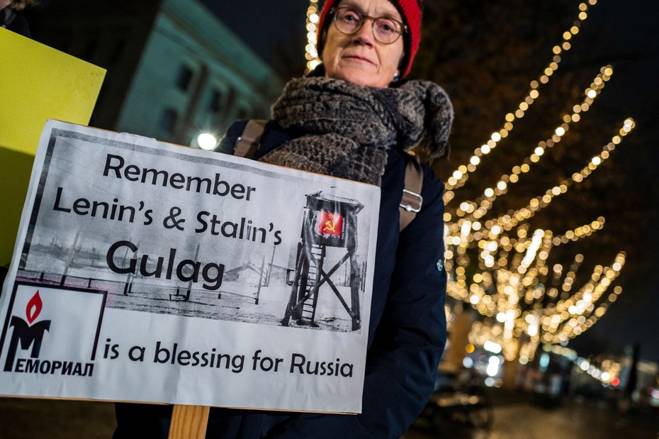 Auch vor der russischen Botschaft in Berlin wurde für die Menschenrechtsorganisation Memorial demonstriert (13.12.2022).