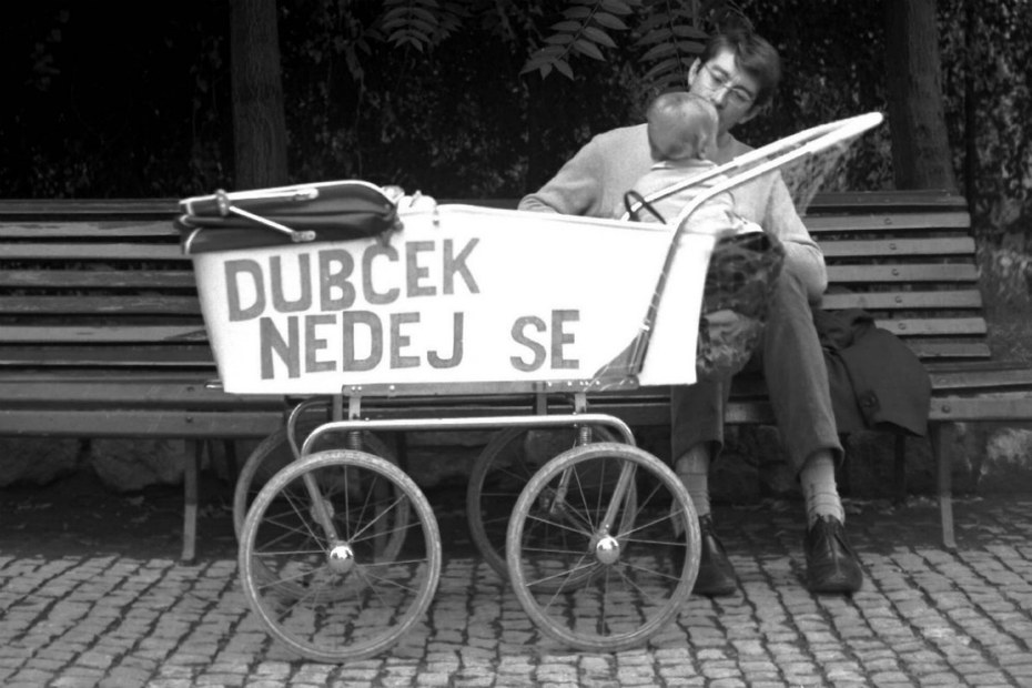 "Dubček, gib nicht auf!", fordert ein Mann im Juli 1968. Lange bevor die Panzer anrollten, war die Gesellschaft in der Tschechoslowakei in Bewegung. Erinnert wird an diesen Teil des osteuropäischen 1968 viel zu selten