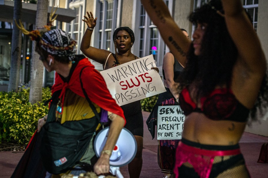 Aktivistinnen und Sexarbeiter nehmen an einem „Slut Walk“ teil (Archivbild)