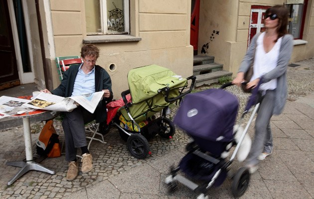 Auch Mütter sitzen mal im Café und lesen Zeitung