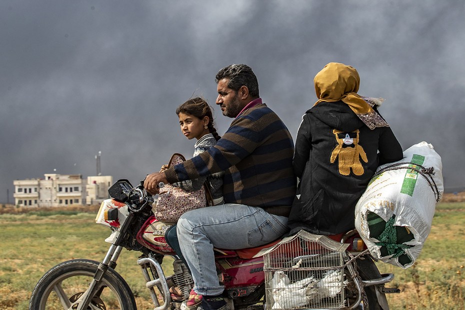 Eine syrische Familie flieht mit dem Motorrad