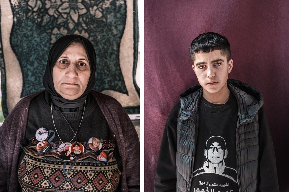 Omars Mutter Samira al-Khmour in ihrem Haus im Flüchtlingslager Dheisheh mit Jamal, auf dessen Pullover das Konterfei seines Freundes Omar zu sehen ist