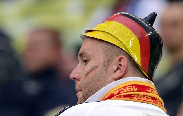 Ein deutscher Fan mit preußischer Pickelhaube in Gdansk, vor dem Viertelfinalspiel Deutschland-Griechenland 