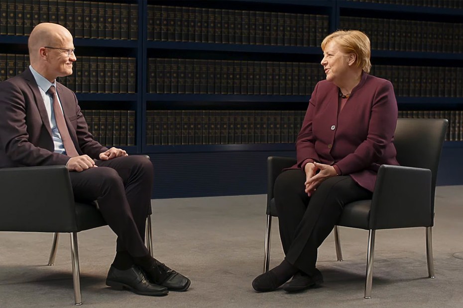 Ohne Pflanze simuliert Merkel ein Interview