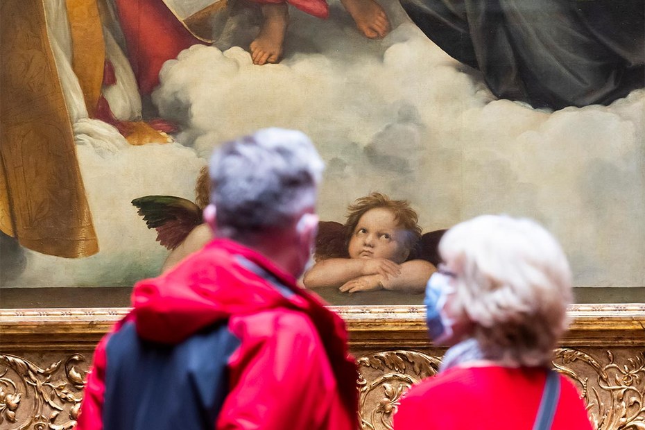 Besucher stehen vor der „Sixtinischen Madonna“ in der Dresdner Gemäldegalerie Alte Meister. Etwaige Hunde nicht im Bild