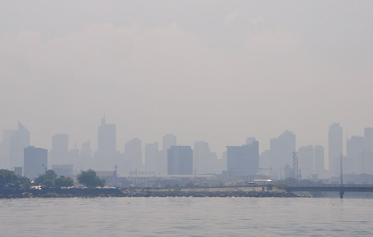 Smog über der philippinischen Großstadt Makati