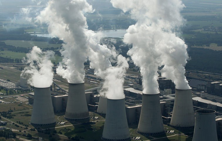 Das Kohlekraftwerk in Jänschwalde wird wohl noch einige Jahre lang CO2 in die Luft blasen