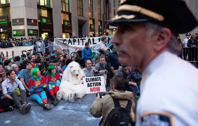 Am "Flood Wall Street Protest" demonstrierten in New York am Montag rund 300.000 Menschen gegen die Klimapolitik – und wollten damit auch an die gefluteten Straßen nach Hurricane Sandy vor zwei Jahren erinnern