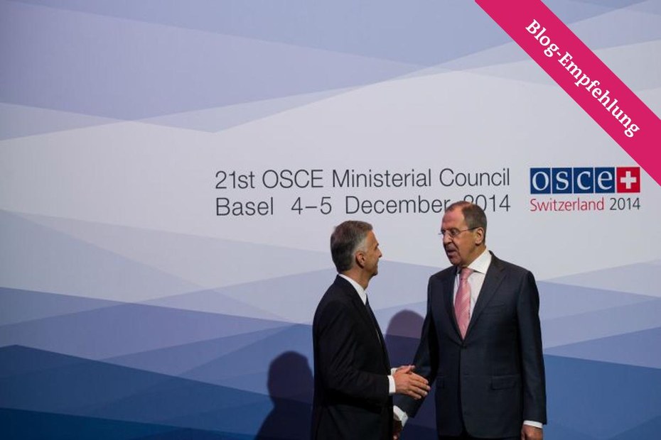 Der damalige OSZE-Vorsitzende Didier Burkhalter (li.) spricht im Dezember 2014 mit dem russischen Außenminister Sergey Lavrov