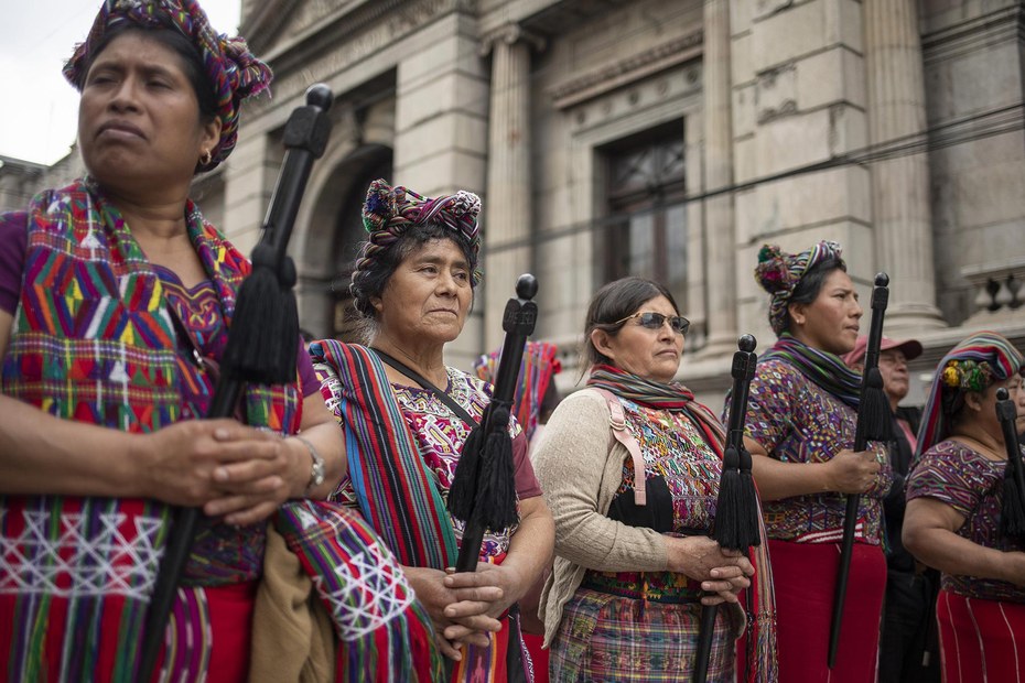 In Guatemala-Stadt sind indigene Unterstützerinnen des gewählten Präsidenten bereit, ihn gegen die alte Elite zu verteidigen