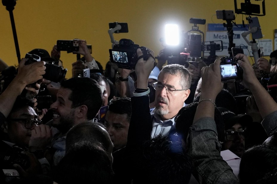 Der erzkonservative Amtsinhaber Alejandro Giammattei hat ihm einen geordneten Machtwechsel versprochen: Guatemalas künftiger Präsident Bernardo Arévalo.