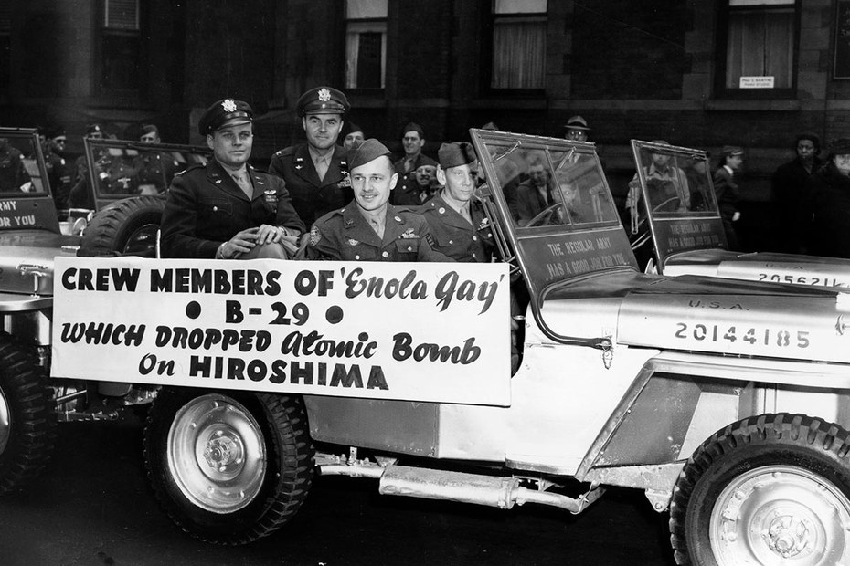 Die Crew des Militärfliegers „Enola Gay“, von dem die Hiroshima-Bombe abgeworfen wurde, bei einer Parade in New York, 1946