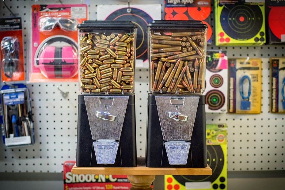 Das ist ein ungestelltes Foto aus einem Waffenladen in Rifle, Colorado, der einzigen US-Stadt, die nach einer Waffe benannt ist