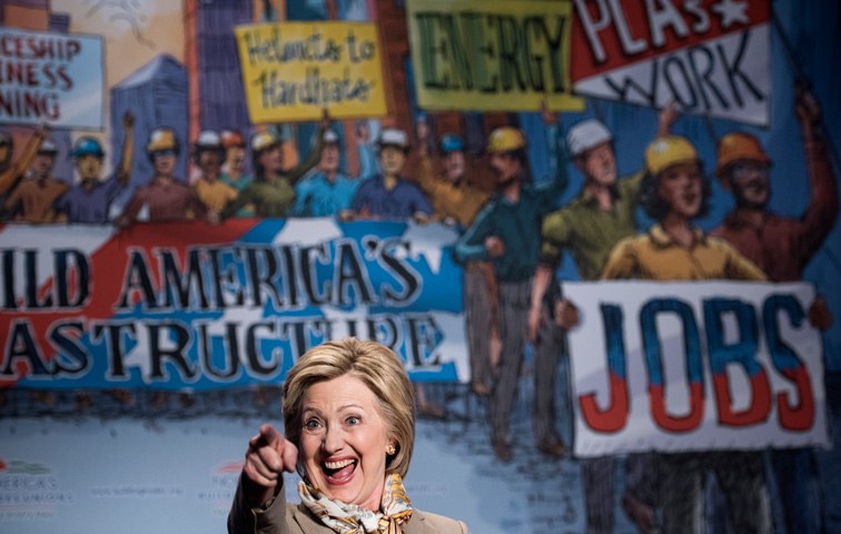 Sie wolle arbeitenden Familien unter die Arme greifen, sagt Hillary Clinton gern