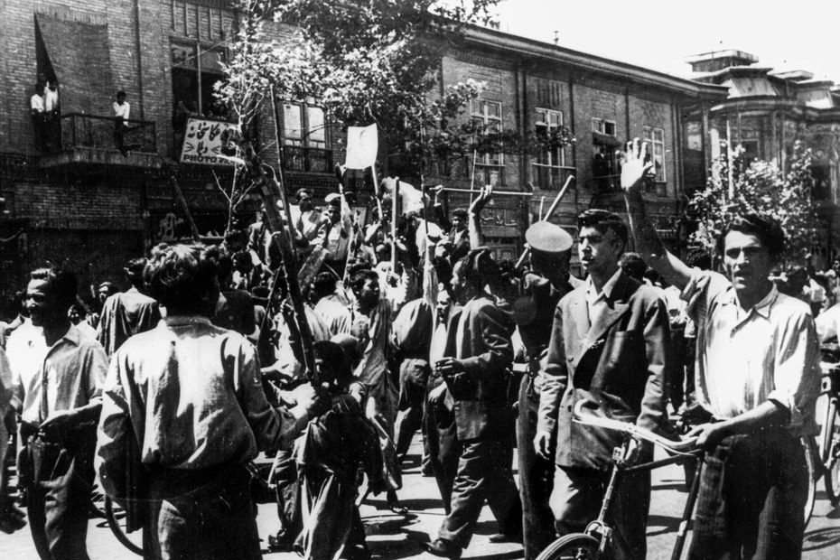 Schah-Anhänger ziehen durch Teheran (19.08.1953)