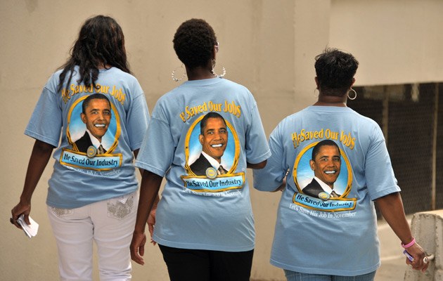 "He saved our jobs", steht auf dem T-Shirt dieser Obama-Anhänger, die Republikaner hingegen kümmern sich wenig um die amerikanischen Minderheiten