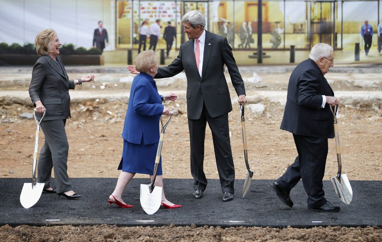 Kissinger (rechts) mit Clinton, Albright und Kerry am zukünftigen Diplomacy Center in Washington
