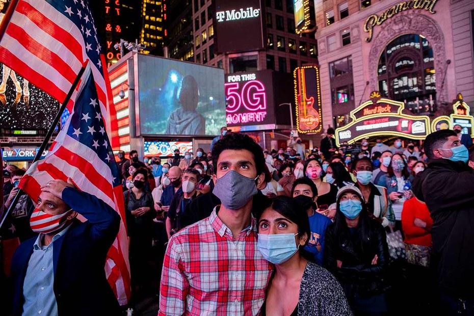 Kurz nach der Bekanntgabe von Joe Bidens Wahlsieg: Feierstimmung am Times Square in New York City