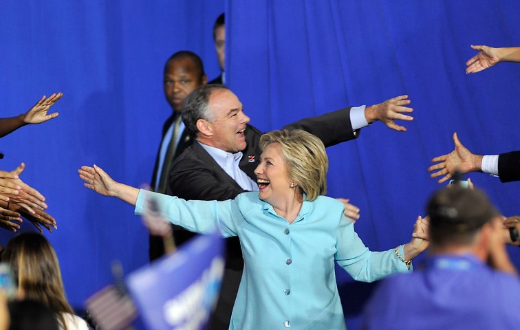 Und alle so yeah: Hillary Clinton mit ihrem Running Mate und US-Senator Tim Kane