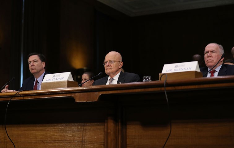 Not amused: Die obersten Geheimdienstbeamten (von links): James Comes (FBI), James Clapper (NIA) und John Brennan (CIA)