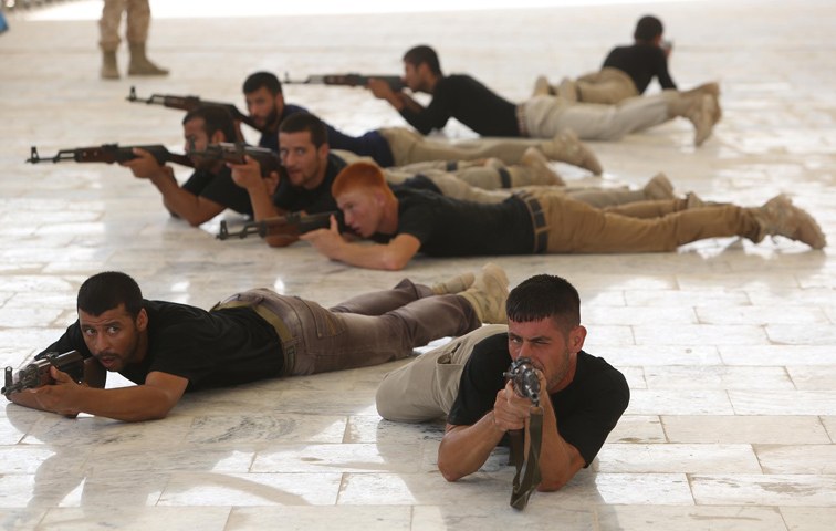 Irakische Freiwillige werden gefechtsnah und wüstenfern für den Anti-IS-Kampf gedrillt