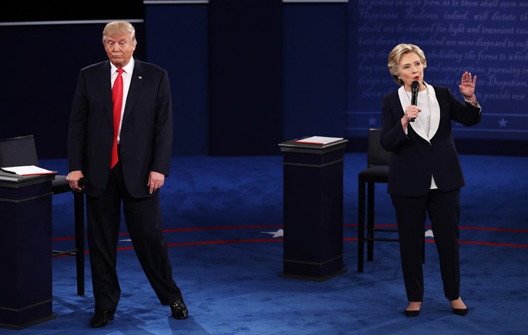 Trump und Clinton bei ihrer umstrittenen TV-Debatte am 9. Oktober 2016