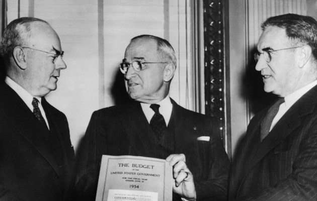 Harry Truman (Mitte) mit dem Budget von 1953, das auch die CIA versorgt
