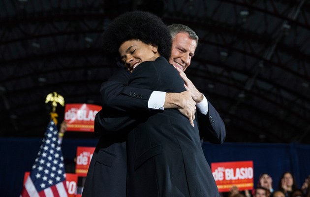 Bill de Blasio umarmt nach dem Wahlsieg seinen Sohn Dante de Blasio