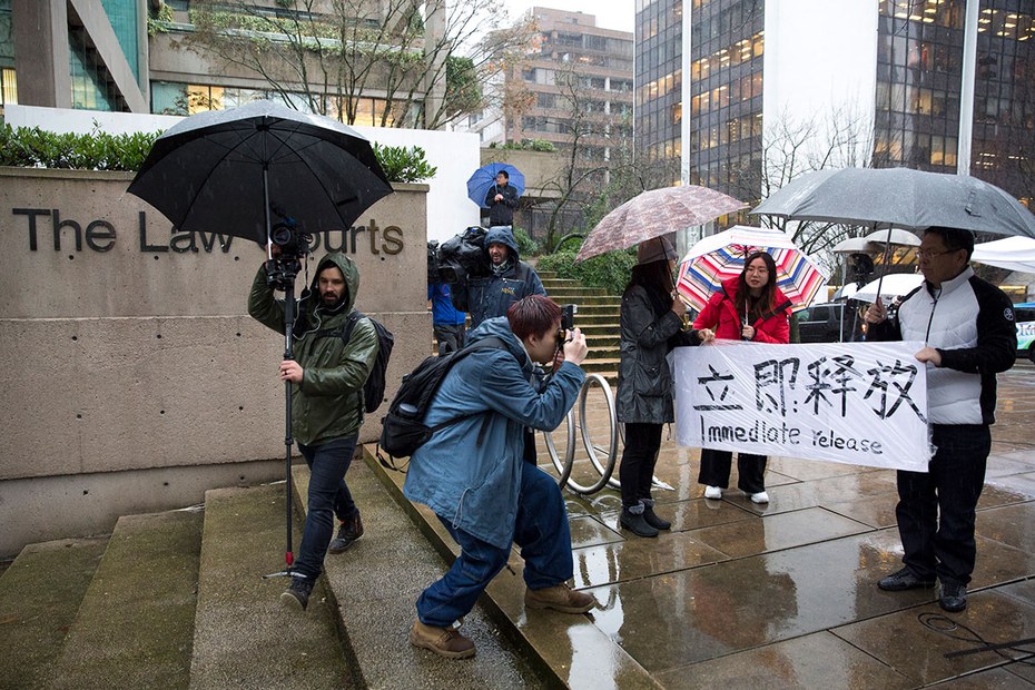Vor dem Kammergericht British Columbias fordern Menschen die Freilassung von Meng Wanzhou
