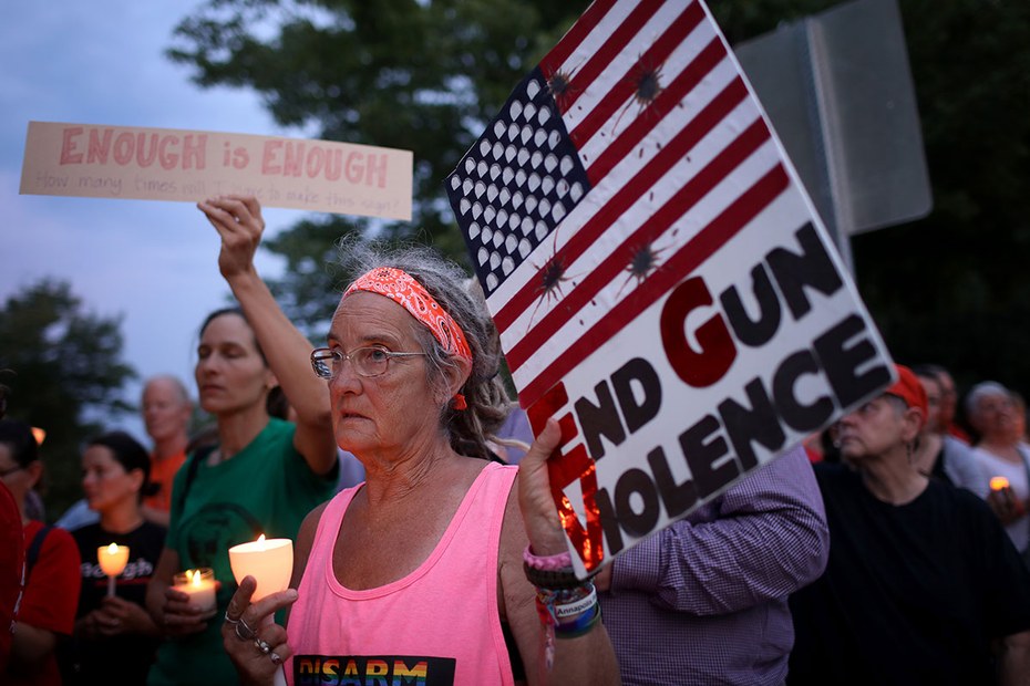 Demonstranten protestieren vor dem Hauptquartier des Waffenlobby-Verbandes NRA gegen Waffengewalt in den USA