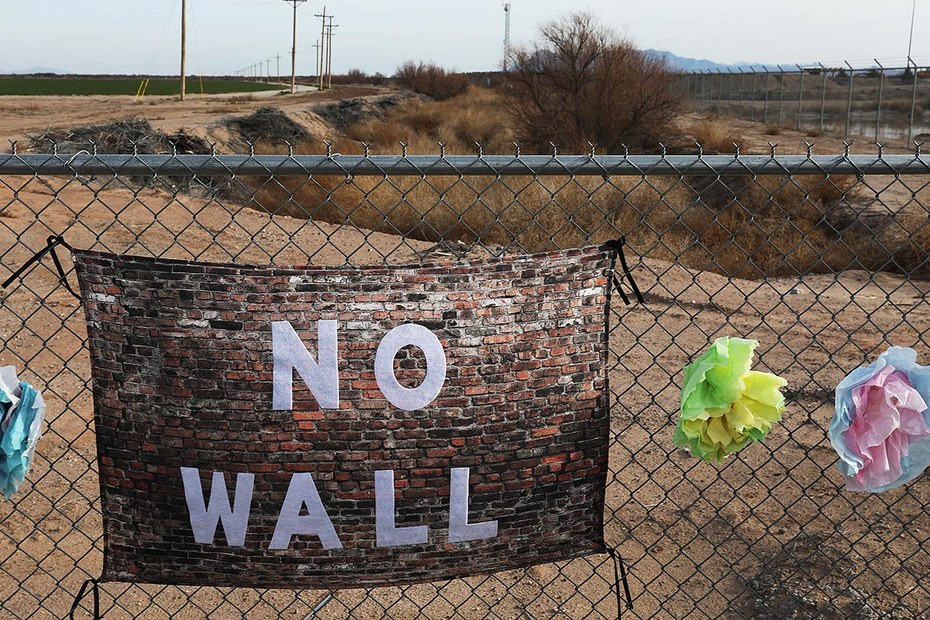 Ein Protestschild gegen Trumps Mauerbaupläne, aufgehängt an einem Zaun in der Nähe eines texanischen Zeltlagers für Kinder von Immigranten