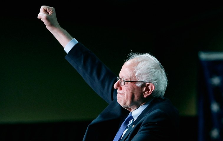 Bernie Sanders hat die Stirn zur Faust – wie in versunken geglaubten Zeiten