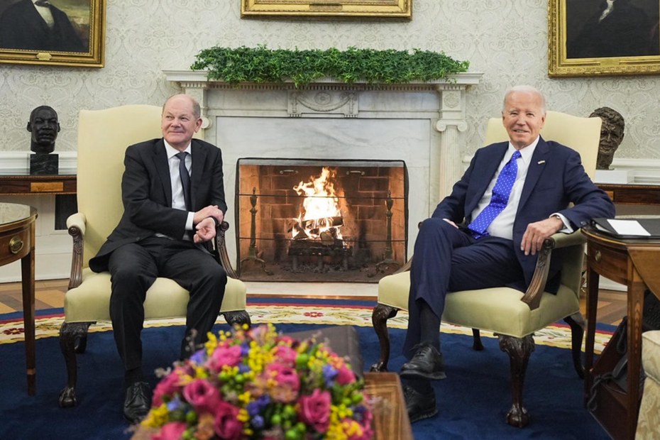 Bundeskanzler Olaf Scholz besucht einen gebeutelten, aber lächelnden US-Präsidenten Joe Biden im Weißen Haus.