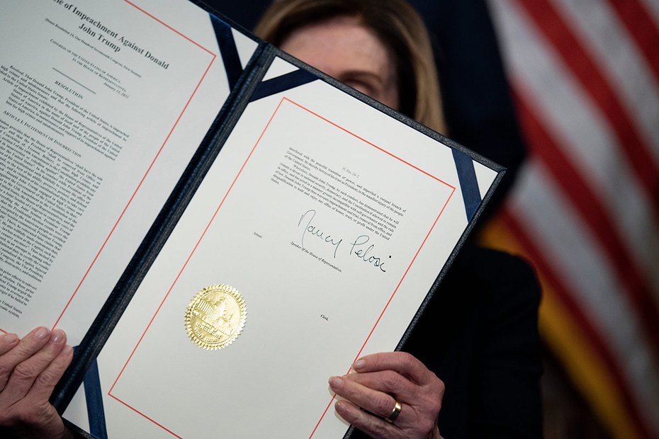 Die US-Demokratin Nancy Pelosi zeigt das Dokument mit ihrer Unterschrift in die Kamera, das die Herabsetzung Donald Trumps formal in Gang setzt