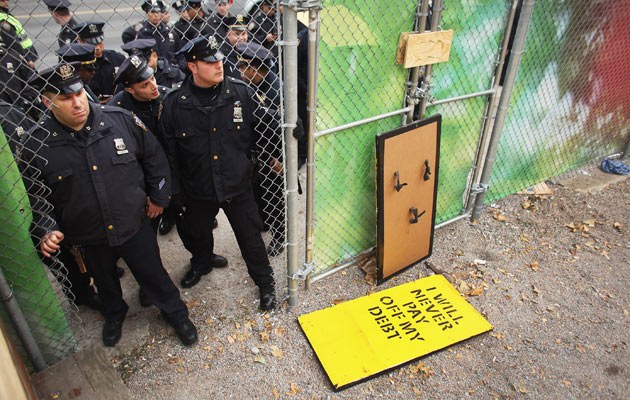 Die New Yorker Polizei verschafft sich Zutritt zum Zuccotti-Park 