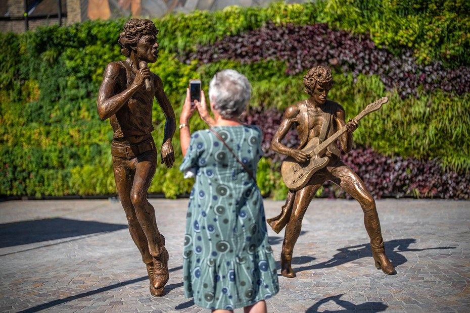 Wie es um den Wert von Bronze bestellt ist, wissen wir nicht, aber dieser Frau scheinen die Statuen von Stones-Mitgliedern Mick Jagger und Keith Richards zu gefallen